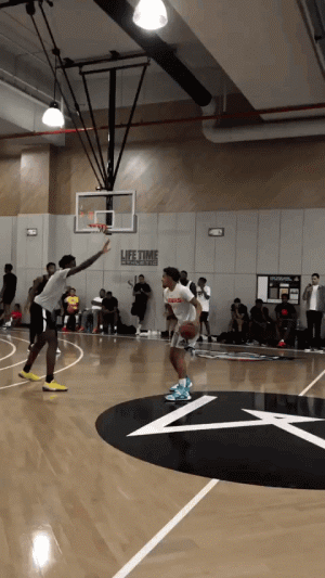 开局平推！佩雷拉1分20秒TKO安卡拉耶夫，重夺轻重量级世界冠军（1分20秒速胜！佩雷拉TKO安卡拉耶夫，重登轻重量级王座）