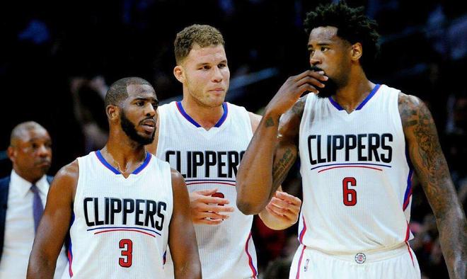 头球双响，孔德当选巴萨vs法兰克福全场最佳球员（孔德头球梅开二度，荣膺巴萨战法兰克福全场最佳）