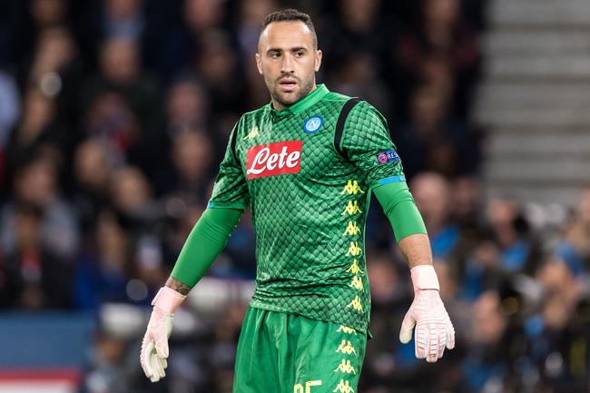 Hero扳平比分，菠萝关羽盯死敌方双c（Hero将比分扳平，菠萝关羽锁死对面双C）