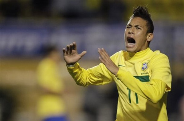 你故意的吧？范戴克防守传中时高举右手导致手球送点（被质疑故意？范戴克防守传中高举右手导致手球判点）