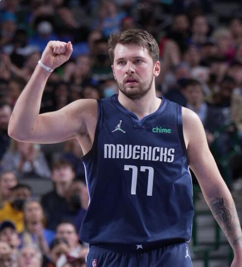 开小会？巴媒：安帅今日训练开始前和维尼修斯交谈了3分钟（巴媒：安切洛蒂训练前与维尼修斯单聊3分钟）