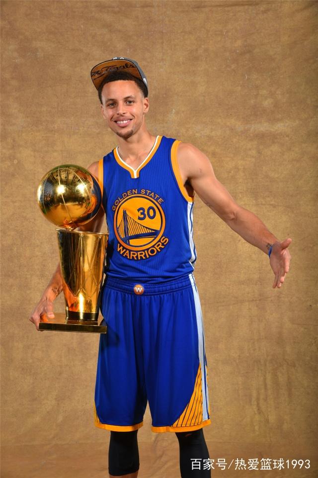 名记：字母最近向队友强调专注篮球的重要性，别被外界声音干扰（名记：字母哥近日提醒队友把心思放在篮球上，勿被外界杂音分心）