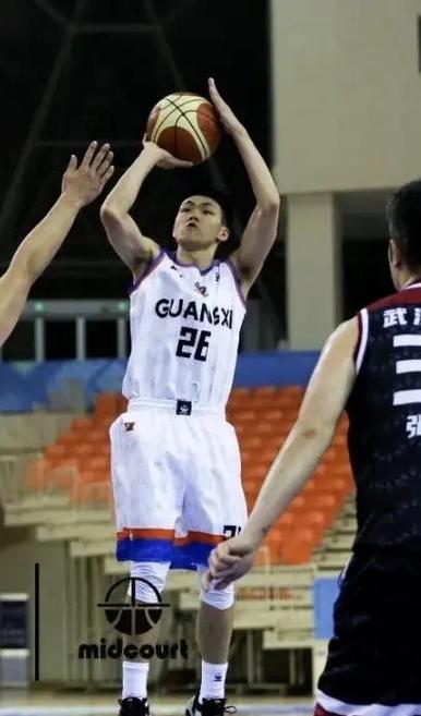 每体：法兰克福球迷有1000人无门票想混进场，被安保当时驱离（每体：约千名法兰克福无票球迷欲闯入球场，遭安保现场驱散）