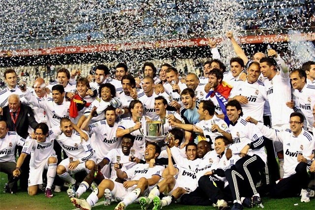 半场战报：多特2-0斯图加特，埃姆雷-詹点射，拜尔破门（半场快讯：多特2-0领先斯图加特，埃姆雷-詹点射建功，拜尔再下一城）