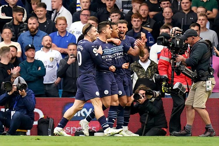 那一脚出去，全场屏住呼吸（这一脚踢出，全场屏息凝神）