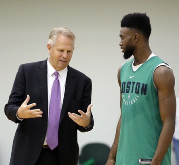 队记：杨瀚森随着比赛的进行越打越舒服，他需要真正上场打球（队记：杨瀚森越战越自如，他亟需获得真正的出场时间）