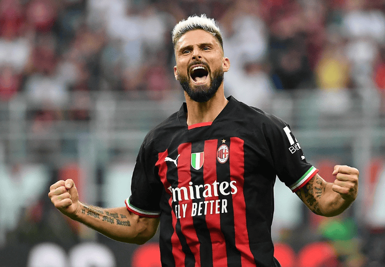 巴萨在回归诺坎普公开训练时，球场周围还架着很多塔吊（巴萨重回诺坎普开放训练，场馆周边塔吊林立）