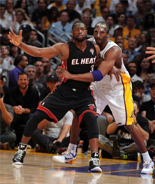 王曼昱“憋笑”嘴角压得好辛苦！想笑又不敢笑，与场上成鲜明对比（王曼昱强忍笑意，嘴角按得紧：想笑不敢笑，与赛场氛围形成强烈反差）