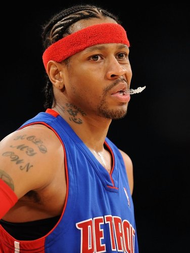 滇超联赛昆明队抵保山获赠小粒咖啡非遗周边（滇超昆明队抵达保山，获赠小粒咖啡非遗文创周边）