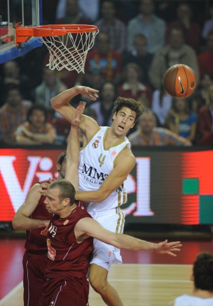 皇马这个时候放阿隆索，不就是放给利物浦的吗[do...（皇马此时放走阿隆索，不就等于拱手让给利物浦？）