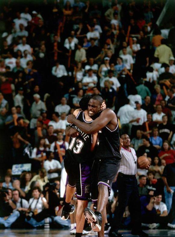 凯恩回应与巴萨传闻：我没和任何人接触，现在在拜仁很开心（凯恩否认巴萨传闻：未与任何人接触，现阶段在拜仁很开心）