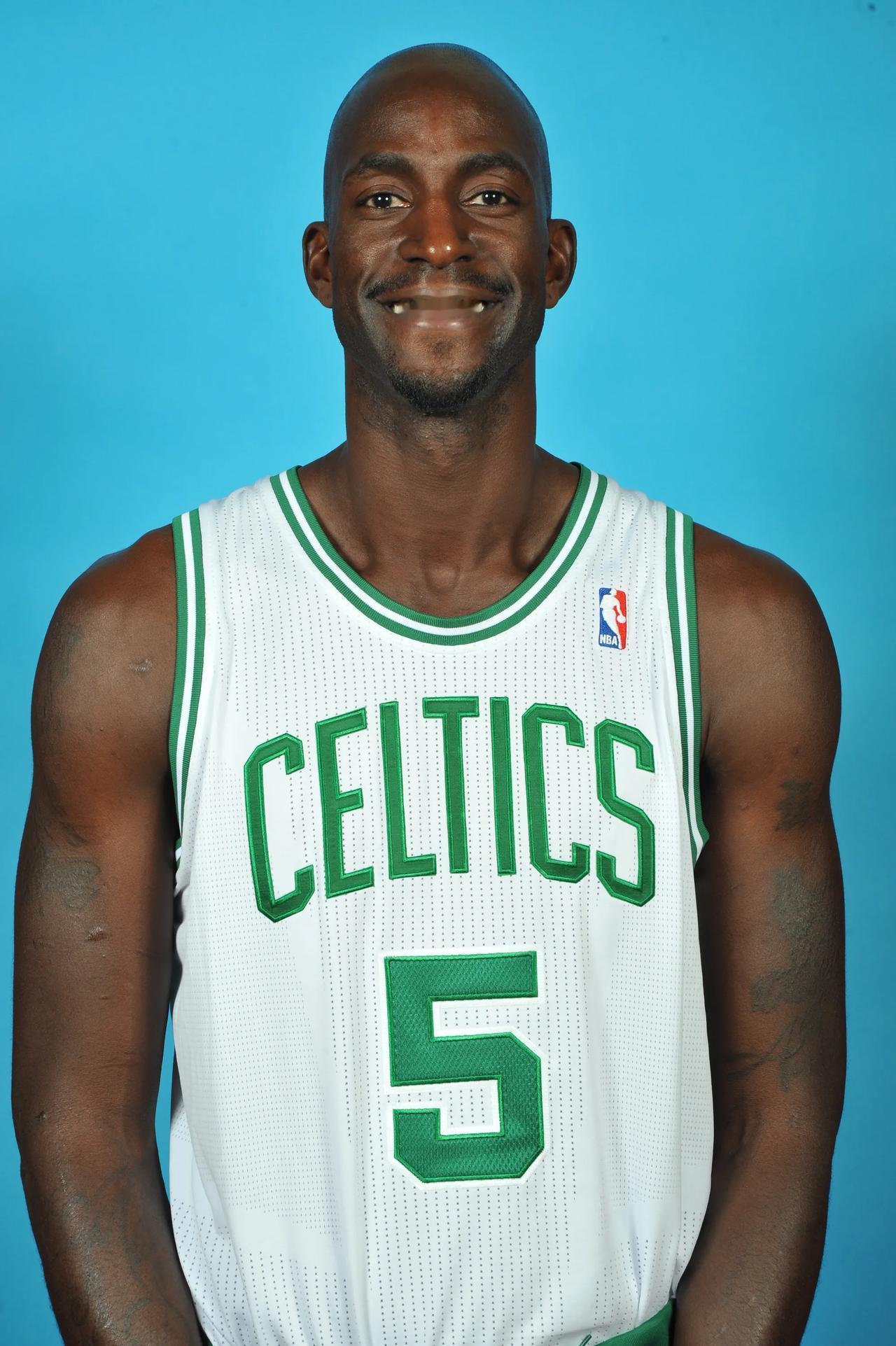 欧文突破制造罚球机会（欧文强突造犯规获罚球）